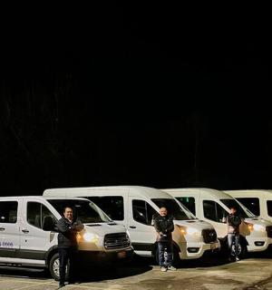 一排白色巴士停在停车场