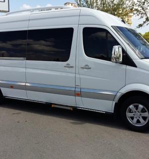 一辆白色货车停在停车场