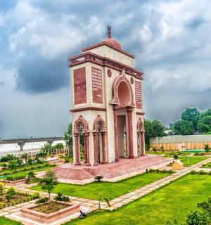 hodinová věž uprostřed parku