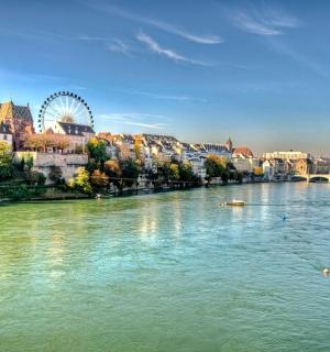 řeka ve městě s mostem a budovami