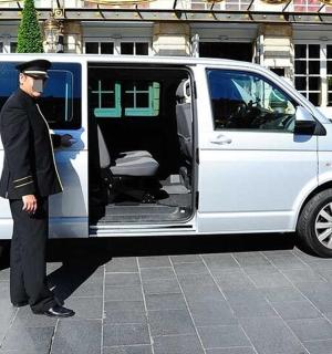 一名男子站在一辆敞开车门的货车旁边