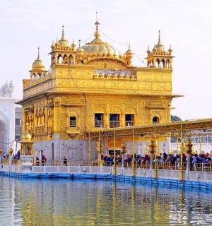 一群人站在金庙前