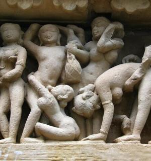 墙上的人物石雕