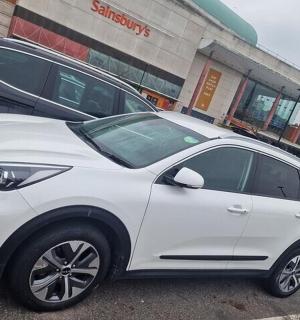 一辆白色汽车停在停车场