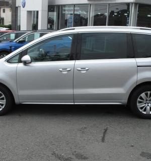 一辆白色货车停在停车场