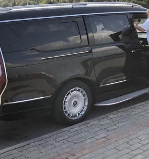 一名男子打开一辆黑色货车的车门