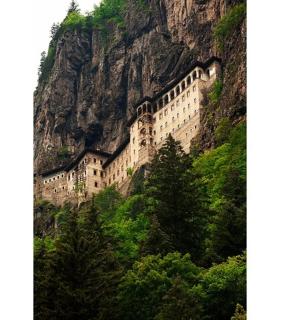 budova na úbočí hory