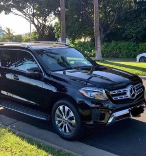 一辆黑色 SUV 停在路边