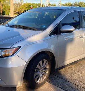 一辆银色汽车停在停车场