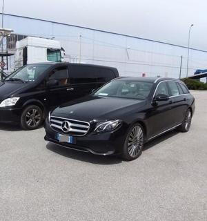 停车场里停着两辆并排停放的汽车