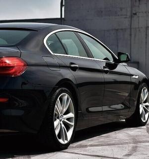 černé auto zaparkované na parkovišti