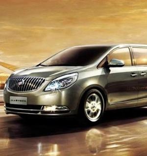 一辆银色汽车正在高速公路上行驶