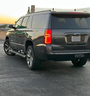 一辆黑色 SUV 停在停车场