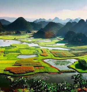 高尔夫球场的鸟瞰图，背景是群山