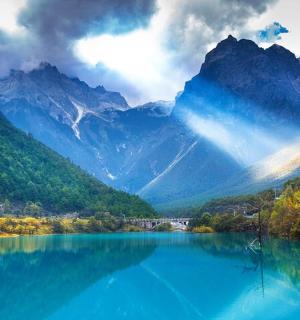 一大片蓝色湖泊,背景是群山