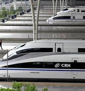 两列子弹列车并排停放