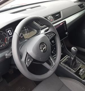 ein Blick auf das Lenkrad eines Autos