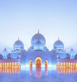 黄昏时分的一座有圆顶和尖塔的清真寺