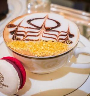 桌上盘子里的一杯咖啡