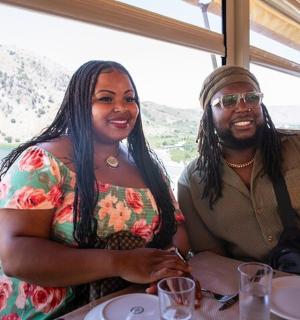 muž a žena sedící u stolu