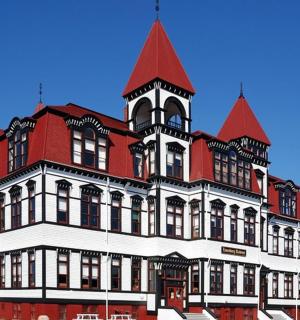 suur punane ja valge hoone torniga