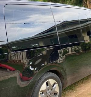 一辆黑色货车，侧面有一幅画