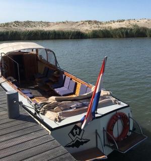 一艘船停靠在水上码头