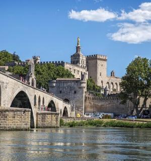 河上的一座桥，背景是一座城堡