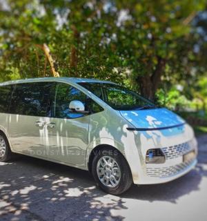 malé zelenobílé auto zaparkované na ulici