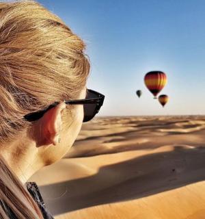 一名女子正在仰望热气球