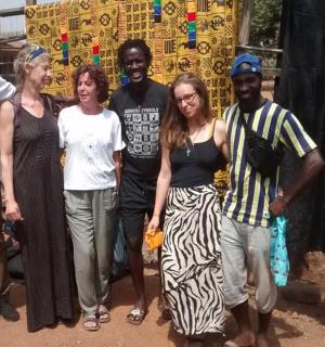 一群人一起合影