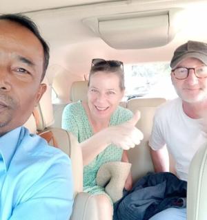 三个人坐在汽车后座