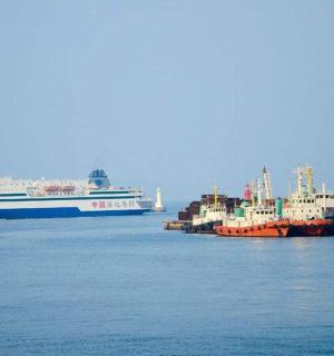 三艘船和一艘游轮停靠在港口