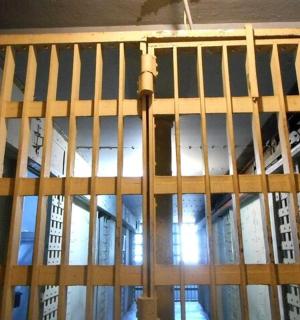 vrata v sobi z rešetkami