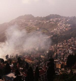 山上烟雾缭绕的城市景观