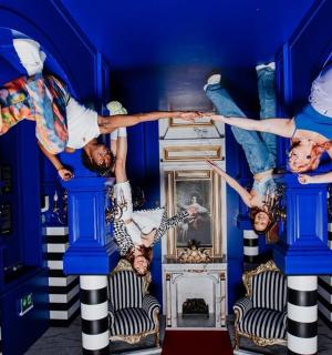 一群人在蓝色房间里表演魔术