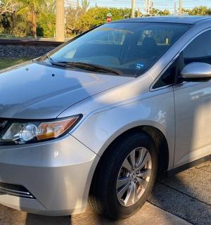 一辆银色汽车停在停车场