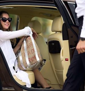 一名女子坐在汽车后座