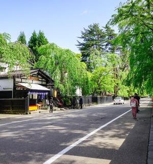 osoba jdoucí po ulici vedle silnice