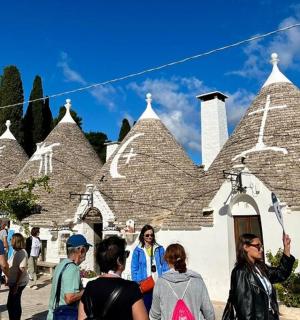 skupina lidí stojících před budovou