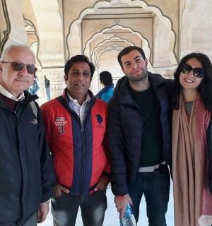 一群人在建筑物内摆姿势拍照