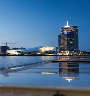 带有建筑物的城市夜景