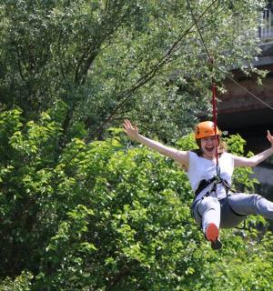 一个女孩在空中滑索