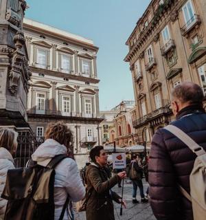 一群人站在钟楼前