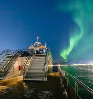 极光下的水中船