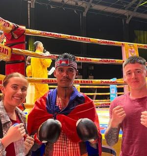 三个人站在拳击台前