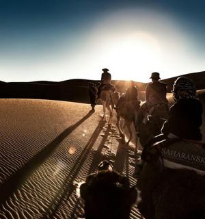 一群人在沙漠中骑马