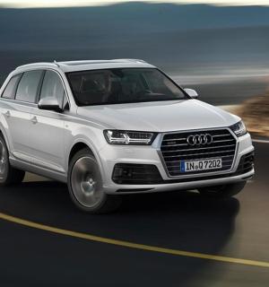 一辆白色奥迪 SUV 行驶在路上