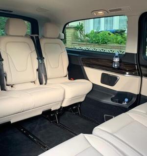 小型货车后座内部视图