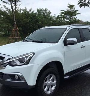 一辆白色 SUV 停在停车场